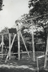 350940 Afbeelding van enkele leden van de Utrechtsche Gymnastiek- en Schermvereniging Bato in, vermoedelijk, in de ...